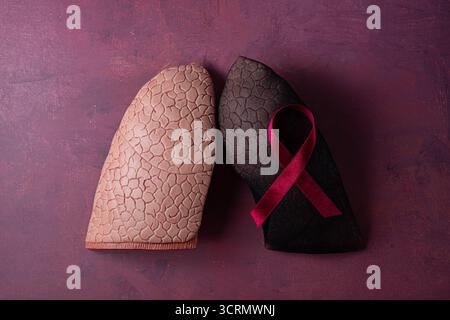 Welttuberkulosetag. Lunge mit Blutzellen auf rotem Hintergrund, Draufsicht. Stockfoto