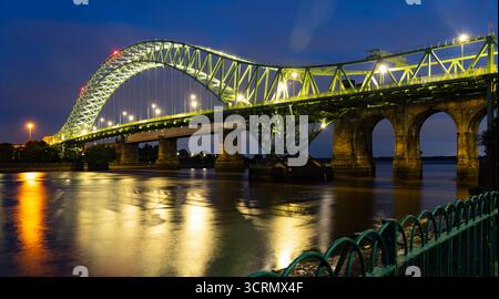 Die Silver Jubilee Bridge überquert den Fluss mersey und verbindet Runcorn mit Widnes in Cheshire. Aufnahme im August 2025. Stockfoto