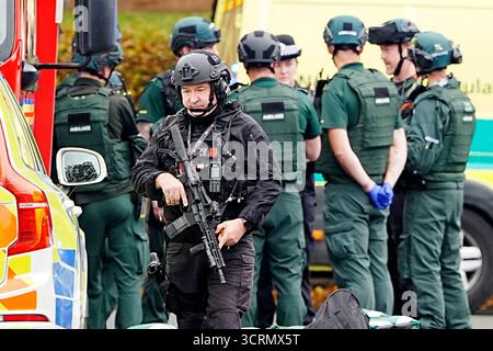 Ein bewaffneter Polizist am Tatort eines Vorfalls in der Heaton Park Hebrew Congregation Synagoge in Crumpsall, Manchester, wo die Polizei einen Verdächtigen erschossen hat, nachdem mehrere Menschen erstochen und ein Auto auf Mitglieder der Öffentlichkeit gefahren wurde. Bilddatum: Donnerstag, 2. Oktober 2025. Stockfoto