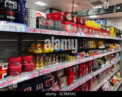 Manchester, Großbritannien - 25. September 2025: Reihe von Manchester-Geschenken und britischen Erinnerungsstücken in einem Verkaufsregal mit bunten Artikeln. Stockfoto