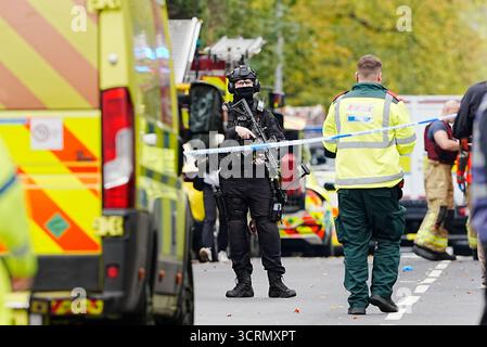 Ein bewaffneter Polizist am Tatort eines Vorfalls in der Heaton Park Hebrew Congregation Synagoge in Crumpsall, Manchester, wo die Polizei einen Verdächtigen erschossen hat, nachdem mehrere Menschen erstochen und ein Auto auf Mitglieder der Öffentlichkeit gefahren wurde. Bilddatum: Donnerstag, 2. Oktober 2025. Stockfoto