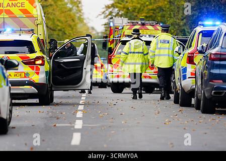 Rettungsdienste am Ort eines Vorfalls in der Heaton Park Hebrew Congregation Synagoge in Crumpsall, Manchester, wo die Polizei einen Verdächtigen erschossen hat, nachdem mehrere Menschen erstochen und ein Auto auf Mitglieder der Öffentlichkeit gefahren wurde. Bilddatum: Donnerstag, 2. Oktober 2025. Stockfoto