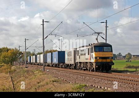 Eine Elektrolokomotive der Baureihe 90 Nr. 90043, die am 29. Oktober 2007 in Tey Green einen freightliner entlang der Great Eastern Mainline fuhr. Stockfoto