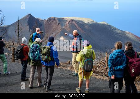 La Palma Tajogaite-Vulkan Tajogaite-Vulkan auf La Palma. Der Tajogaite-Vulkan entstand durch einen schnellen dreimonatigen Vulkanausbruch von September bis Dezember 2021. Durch den Vulkanausbruch wurde eine große Zahl von Haeusern in Doerfern und Siedlungen der Gemeinden El Paso, Los Llanos de Aridane und Tazacorte zerstoert und weite Teile landwirtschaftlich genutzter Flaeche mit Lava und Asche bedeckt. Mittlerweile darf in einem Teil der Gegend um den Vulkan in Begleitung von Orts- und fachkundiger Leitung wieder gewandert werden, wenn die Gaskonzentration in der Gegend gering ist. Im Bild: Eine Stockfoto