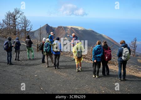 La Palma Tajogaite-Vulkan Tajogaite-Vulkan auf La Palma. Der Tajogaite-Vulkan entstand durch einen schnellen dreimonatigen Vulkanausbruch von September bis Dezember 2021. Durch den Vulkanausbruch wurde eine große Zahl von Haeusern in Doerfern und Siedlungen der Gemeinden El Paso, Los Llanos de Aridane und Tazacorte zerstoert und weite Teile landwirtschaftlich genutzter Flaeche mit Lava und Asche bedeckt. Mittlerweile darf in einem Teil der Gegend um den Vulkan in Begleitung von Orts- und fachkundiger Leitung wieder gewandert werden, wenn die Gaskonzentration in der Gegend gering ist. Im Bild: Eine Stockfoto