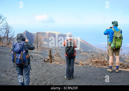 La Palma Tajogaite-Vulkan Tajogaite-Vulkan auf La Palma. Der Tajogaite-Vulkan entstand durch einen schnellen dreimonatigen Vulkanausbruch von September bis Dezember 2021. Durch den Vulkanausbruch wurde eine große Zahl von Haeusern in Doerfern und Siedlungen der Gemeinden El Paso, Los Llanos de Aridane und Tazacorte zerstoert und weite Teile landwirtschaftlich genutzter Flaeche mit Lava und Asche bedeckt. Mittlerweile darf in einem Teil der Gegend um den Vulkan in Begleitung von Orts- und fachkundiger Leitung wieder gewandert werden, wenn die Gaskonzentration in der Gegend gering ist. Im Bild: Eine Stockfoto