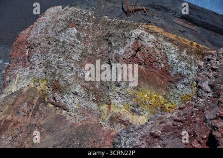 La Palma Tajogaite-Vulkan Tajogaite-Vulkan auf La Palma. Der Tajogaite-Vulkan entstand durch einen schnellen dreimonatigen Vulkanausbruch von September bis Dezember 2021. Durch den Vulkanausbruch wurde eine große Zahl von Haeusern in Doerfern und Siedlungen der Gemeinden El Paso, Los Llanos de Aridane und Tazacorte zerstoert und weite Teile landwirtschaftlich genutzter Flaeche mit Lava und Asche bedeckt. Mittlerweile darf in einem Teil der Gegend um den Vulkan in Begleitung von Orts- und fachkundiger Leitung wieder gewandert werden, wenn die Gaskonzentration in der Gegend gering ist. Im Bild: Schw Stockfoto