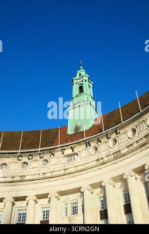 Detail mit grünem Kupferturm und Portland-Stein der London County Hall, Edwardian Barock Stil Gebäude entworfen von Ralph Knott. South Bank England Großbritannien Stockfoto