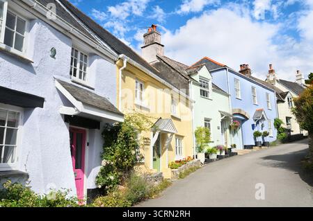 Traditionelle englische Landhäuser in Pastellfarben auf einem sanften Hügel im malerischen Dorf Dittisham, South Hams, Devon, England UK Cottage Stockfoto