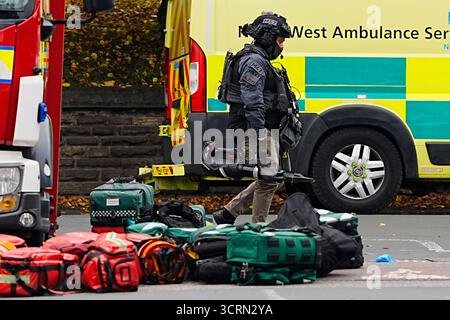 Ein bewaffneter Offizier am Ort eines Vorfalls in der Heaton Park Hebrew Congregation Synagoge in Crumpsall, Manchester, wo die Polizei einen Verdächtigen erschossen hat, nachdem mehrere Menschen erstochen und ein Auto auf Mitglieder der Öffentlichkeit gefahren wurde. Bilddatum: Donnerstag, 2. Oktober 2025. Stockfoto