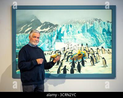 The Scottish Gallery, Edinburgh, Schottland, Vereinigtes Königreich, 02. Oktober 2025, 50 Jahre Naboland und die Familie Behrens: Reinhard Behrens hat in seinen Gemälden seit 50 Jahren in einer neuen Ausstellung ein alternatives Universum geschaffen, Naboland. Das mythische Land Naboland bietet U-Boot-Expeditionen, traumhafte Meereslandschaften und fantasievolle Kartographien. Im Bild: Reinhard Behrens mit einigen seiner Kunstwerke und seinem 50 Jahre alten Spielzeug-U-Boot. Quelle: Sally Anderson/Alamy Live News Stockfoto