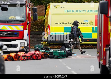 Ein bewaffneter Offizier am Ort eines Vorfalls in der Heaton Park Hebrew Congregation Synagoge in Crumpsall, Manchester, wo die Polizei einen Verdächtigen erschossen hat, nachdem mehrere Menschen erstochen und ein Auto auf Mitglieder der Öffentlichkeit gefahren wurde. Bilddatum: Donnerstag, 2. Oktober 2025. Stockfoto