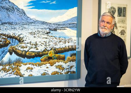 The Scottish Gallery, Edinburgh, Schottland, Vereinigtes Königreich, 02. Oktober 2025, 50 Jahre Naboland und die Familie Behrens: Reinhard Behrens hat in seinen Gemälden seit 50 Jahren in einer neuen Ausstellung ein alternatives Universum geschaffen, Naboland. Das mythische Land Naboland bietet U-Boot-Expeditionen, traumhafte Meereslandschaften und fantasievolle Kartographien. Im Bild: Reinhard Behrens mit einigen seiner Kunstwerke. Quelle: Sally Anderson/Alamy Live News Stockfoto