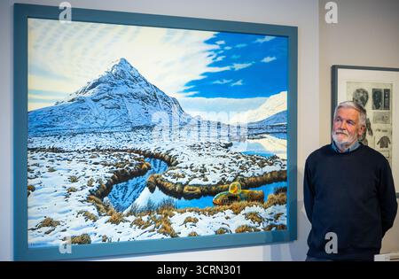 The Scottish Gallery, Edinburgh, Schottland, Vereinigtes Königreich, 02. Oktober 2025, 50 Jahre Naboland und die Familie Behrens: Reinhard Behrens hat in seinen Gemälden seit 50 Jahren in einer neuen Ausstellung ein alternatives Universum geschaffen, Naboland. Das mythische Land Naboland bietet U-Boot-Expeditionen, traumhafte Meereslandschaften und fantasievolle Kartographien. Im Bild: Reinhard Behrens mit einigen seiner Kunstwerke. Quelle: Sally Anderson/Alamy Live News Stockfoto