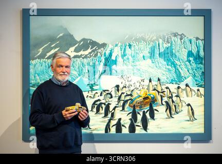 The Scottish Gallery, Edinburgh, Schottland, Vereinigtes Königreich, 02. Oktober 2025, 50 Jahre Naboland und die Familie Behrens: Reinhard Behrens hat in seinen Gemälden seit 50 Jahren in einer neuen Ausstellung ein alternatives Universum geschaffen, Naboland. Das mythische Land Naboland bietet U-Boot-Expeditionen, traumhafte Meereslandschaften und fantasievolle Kartographien. Im Bild: Reinhard Behrens mit einigen seiner Kunstwerke und seinem 50 Jahre alten Spielzeug-U-Boot. Quelle: Sally Anderson/Alamy Live News Stockfoto