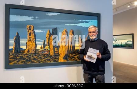 The Scottish Gallery, Edinburgh, Schottland, Vereinigtes Königreich, 02. Oktober 2025, 50 Jahre Naboland und die Familie Behrens: Reinhard Behrens hat in seinen Gemälden seit 50 Jahren in einer neuen Ausstellung ein alternatives Universum geschaffen, Naboland. Das mythische Land Naboland bietet U-Boot-Expeditionen, traumhafte Meereslandschaften und fantasievolle Kartographien. Im Bild: Reinhard Behrens mit einigen seiner Kunstwerke. Quelle: Sally Anderson/Alamy Live News Stockfoto