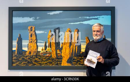 The Scottish Gallery, Edinburgh, Schottland, Vereinigtes Königreich, 02. Oktober 2025, 50 Jahre Naboland und die Familie Behrens: Reinhard Behrens hat in seinen Gemälden seit 50 Jahren in einer neuen Ausstellung ein alternatives Universum geschaffen, Naboland. Das mythische Land Naboland bietet U-Boot-Expeditionen, traumhafte Meereslandschaften und fantasievolle Kartographien. Im Bild: Reinhard Behrens mit einigen seiner Kunstwerke. Quelle: Sally Anderson/Alamy Live News Stockfoto