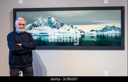 The Scottish Gallery, Edinburgh, Schottland, Vereinigtes Königreich, 02. Oktober 2025, 50 Jahre Naboland und die Familie Behrens: Reinhard Behrens hat in seinen Gemälden seit 50 Jahren in einer neuen Ausstellung ein alternatives Universum geschaffen, Naboland. Das mythische Land Naboland bietet U-Boot-Expeditionen, traumhafte Meereslandschaften und fantasievolle Kartographien. Im Bild: Reinhard Behrens mit einigen seiner Kunstwerke. Quelle: Sally Anderson/Alamy Live News Stockfoto