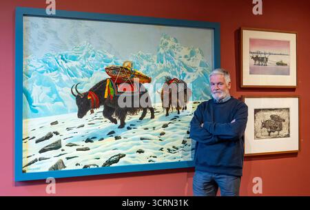 The Scottish Gallery, Edinburgh, Schottland, Vereinigtes Königreich, 02. Oktober 2025, 50 Jahre Naboland und die Familie Behrens: Reinhard Behrens hat in seinen Gemälden seit 50 Jahren in einer neuen Ausstellung ein alternatives Universum geschaffen, Naboland. Das mythische Land Naboland bietet U-Boot-Expeditionen, traumhafte Meereslandschaften und fantasievolle Kartographien. Im Bild: Reinhard Behrens mit einigen seiner Kunstwerke. Quelle: Sally Anderson/Alamy Live News Stockfoto