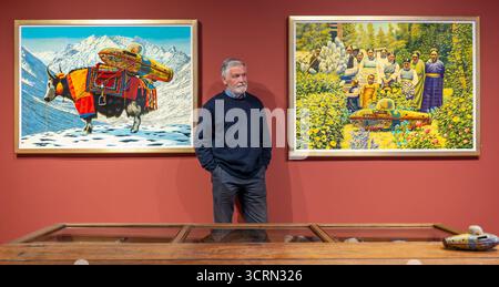 The Scottish Gallery, Edinburgh, Schottland, Vereinigtes Königreich, 02. Oktober 2025, 50 Jahre Naboland und die Familie Behrens: Reinhard Behrens hat in seinen Gemälden seit 50 Jahren in einer neuen Ausstellung ein alternatives Universum geschaffen, Naboland. Das mythische Land Naboland bietet U-Boot-Expeditionen, traumhafte Meereslandschaften und fantasievolle Kartographien. Im Bild: Reinhard Behrens mit einigen seiner Kunstwerke. Quelle: Sally Anderson/Alamy Live News Stockfoto