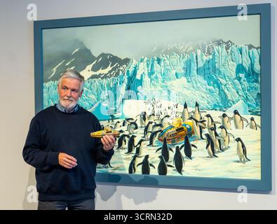 The Scottish Gallery, Edinburgh, Schottland, Vereinigtes Königreich, 02. Oktober 2025, 50 Jahre Naboland und die Familie Behrens: Reinhard Behrens hat in seinen Gemälden seit 50 Jahren in einer neuen Ausstellung ein alternatives Universum geschaffen, Naboland. Das mythische Land Naboland bietet U-Boot-Expeditionen, traumhafte Meereslandschaften und fantasievolle Kartographien. Im Bild: Reinhard Behrens mit einigen seiner Kunstwerke und seinem 50 Jahre alten Spielzeug-U-Boot. Quelle: Sally Anderson/Alamy Live News Stockfoto