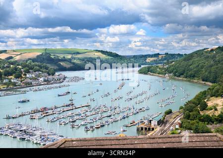 Blick auf die Boote in Darthaven Marina und Waterhead Creek an der River Dart Mündung, die Dartmouth und Kingswear trennt, South Hams, Devon, England, Großbritannien Stockfoto