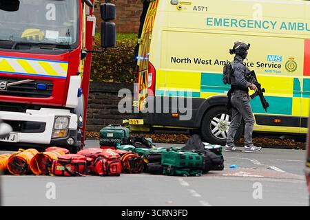 Ein bewaffneter Offizier am Ort eines Vorfalls in der Heaton Park Hebrew Congregation Synagoge in Crumpsall, Manchester, wo die Polizei einen Verdächtigen erschossen hat, nachdem mehrere Menschen erstochen und ein Auto auf Mitglieder der Öffentlichkeit gefahren wurde. Bilddatum: Donnerstag, 2. Oktober 2025. Stockfoto