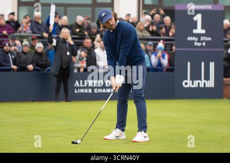 Carnoustie, Schottland. Oktober 2025. Der Engländer Tommy Fleetwood schlägt in der ersten Runde der Alfred Dunhill Links Championship ab. Quelle: Tim Gray/Alamy Live News Stockfoto