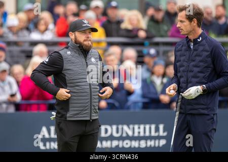 Carnoustie, Schottland. Oktober 2025. Tyrrell Hatton und Andy Murray im Gespräch während der ersten Runde der Alfred Dunhill Links Championship. Quelle: Tim Gray/Alamy Live News Stockfoto