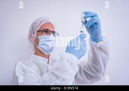 Zubereitung der Dosis, des Impfstoffpräparats, des medizinischen Präparats, in sicheren Händen Stockfoto