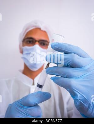 Zubereitung der Dosis, des Impfstoffpräparats, des medizinischen Präparats, in sicheren Händen Stockfoto