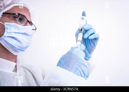 Zubereitung der Dosis, des Impfstoffpräparats, des medizinischen Präparats, in sicheren Händen Stockfoto