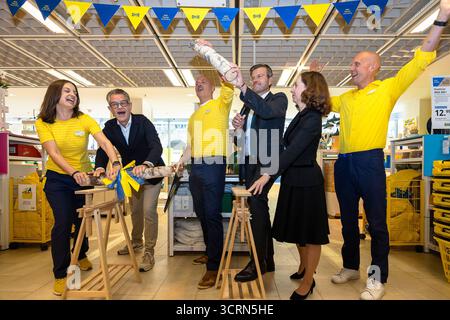 IKEA eröffnete Popup Store im ehemaligen Kaufhofgebäude in der Fußgängerzone von Nürnberg, 02.10.2025 Gruppenfoto zur symbolischen Eröffnung des Ikea Popup Stores im ehemaligen Kaufhofgebäude in der Fußgängerzone von Nürnberg. Ganz links: Ellen Braun, stellvertretende Marktleiterin Ikea Nürnberg/Fürth. Zweiter von links: Thomas Weckerlein, Vorstandsvorsitzender der Modehauskette Rudolf Wöhrl SE. Links daneben: Christian Braun Ikea. Mitte: Nürnbergs Oberbürgermeister Marcus König, daneben Wirtschafts- und Wissenschaftsreferentin Dr. Andrea Heilmaier. Ganz rechts: Martin Albrecht, Market Manager Stockfoto