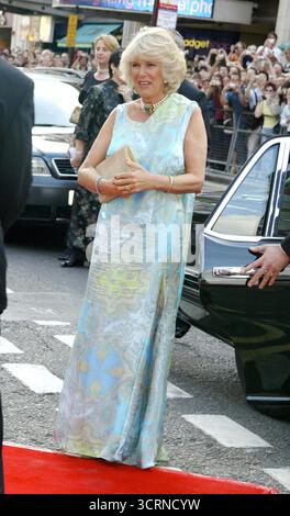 Camilla Parker Bowles bei der Royal Gala Performance von Mamma Mia im komplett renovierten Prince of Wales Theatre. London, 10. Juni 2004 Stockfoto
