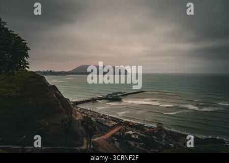 Blick auf den Pazifik und die Küste von Miraflores in Lima, Peru. Stockfoto