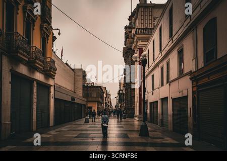 Fußgängerzone mit Kolonialgebäuden im Zentrum von Lima, Peru. Stockfoto