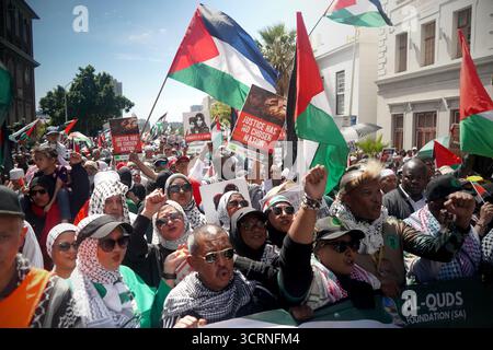 Pro - palästinensische Demonstranten marschieren in Kapstadt gegen den Völkermord in Gaza. Stockfoto