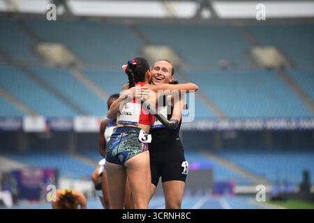 Neu-Delhi, Indien. 2. Oktober 2025. Augusto da silva aus Brasilien gewann Gold in der 400mm T47 der Frauen, Anastasia Soloveva von neutralen para Athleten gewann Silber und Ross Jule aus Deutschland erhielt Bronze im Jawaharlal nehru Stadium während der Weltmeisterschaft 2025 in Neu-delhi, Indien Stockfoto