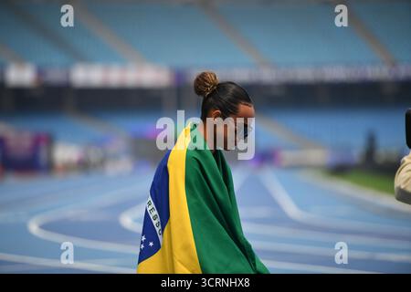 Neu-Delhi, Indien. 2. Oktober 2025. Augusto da silva aus Brasilien gewann Gold in der 400mm T47 der Frauen, Anastasia Soloveva von neutralen para Athleten gewann Silber und Ross Jule aus Deutschland erhielt Bronze im Jawaharlal nehru Stadium während der Weltmeisterschaft 2025 in Neu-delhi, Indien Stockfoto