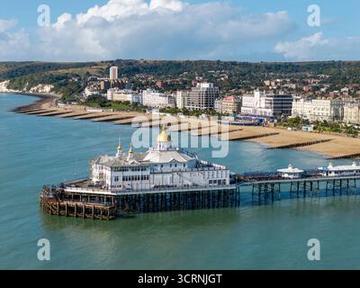 EASTBOURNE, EAST SUSSEX, ENGLAND - 8. SEPTEMBER 2025: Eastbourne Pier mit Stadt im Hintergrund, East Sussex, England Stockfoto