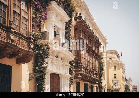 Kolonialarchitektur mit Holzbalkonen und Blumen im Zentrum von Lima, Peru. Stockfoto