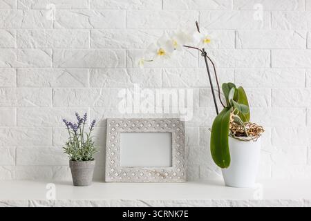 Leeres Bildrahmenmodell. Skandinavisches Innendesign. Stockfoto