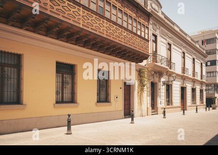 Traditionelle Holzbalkone und pastellfarbene Fassaden im Zentrum von Lima, Peru. Stockfoto
