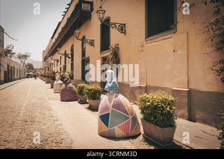Farbenfrohe Straßenkunst und Kolonialarchitektur in Lima, Peru. Stockfoto