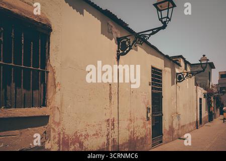 Verwitterte Wand- und Straßenlaternen aus der Kolonialzeit in Barranco, Lima, Peru. Stockfoto
