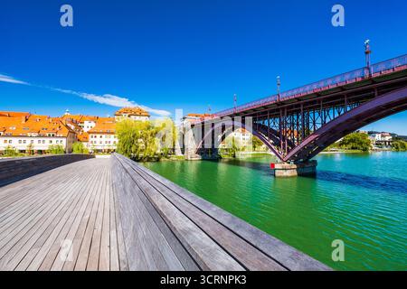 Neue Fußgängerbrücke und Hauptbrücke über die Drau in Maribor, Slowenien Stockfoto