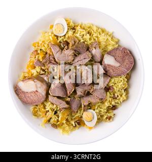 Isolierter Pilaw-Teller mit Kazy- und Wachteleiern Stockfoto