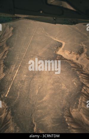 Die Geoglyphen „Kolibri“, die von einem Flugzeug über der Wüste Nazca in Peru aus gesehen werden. Stockfoto