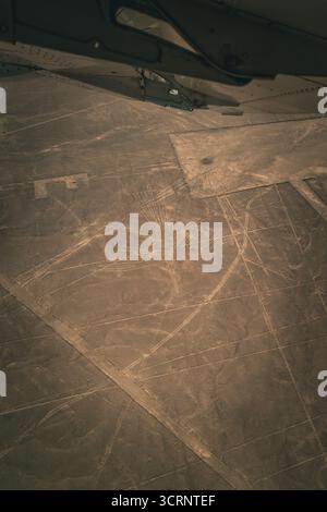 Die Geoglyphen „Condor“ innerhalb der Nazca-Linien, Peru, aus der Luft fotografiert. Stockfoto
