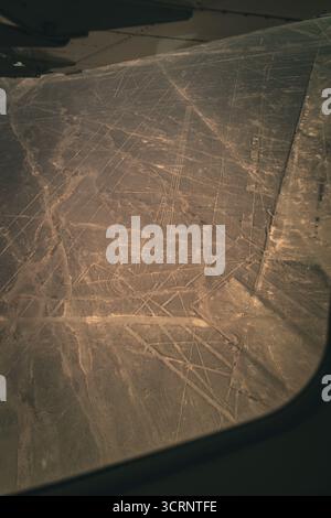 Luftaufnahme einer Geoglyphen, die in den Wüstenebenen von Nazca, Peru, geätzt wurde. Stockfoto